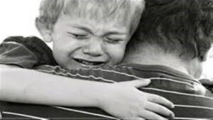 چگونگی رفتار با کودکان داغ دیده/ کودک را بر سر مزار عزیز از دست رفته نبرید 1 lazy